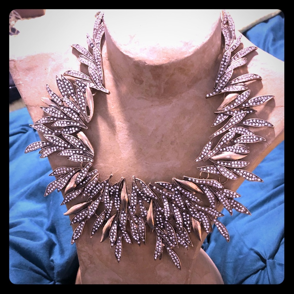 Oscar DLR antique gold and crystal necklace